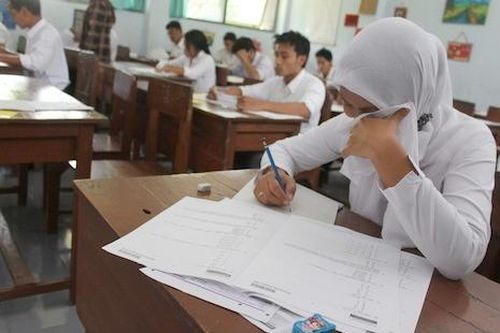 Vụ án thầy giáo cưỡng hiếp 13 nữ sinh rúng động Indonesia