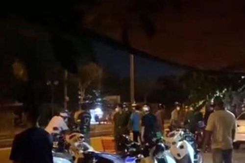 Truy tìm hai đối tượng nổ súng vào ô tô ở TP HCM