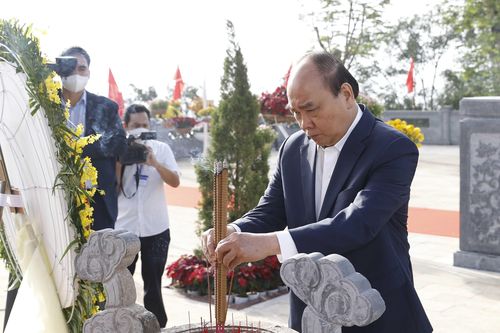 Hình ảnh hoạt động của Chủ tịch nước Nguyễn Xuân Phúc tại Quảng Ngãi