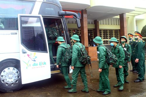Thanh niên vùng Bắc Trung Bộ hăng hái lên đường nhập ngũ