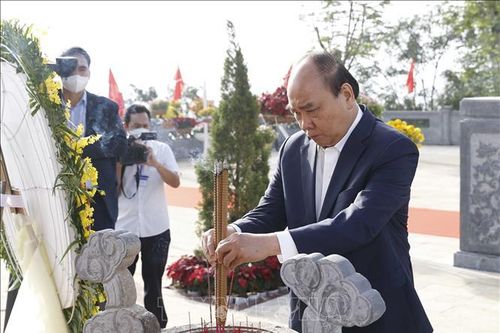 Chủ tịch nước dâng hương tại Khu mộ chí sỹ yêu nước Huỳnh Thúc Kháng