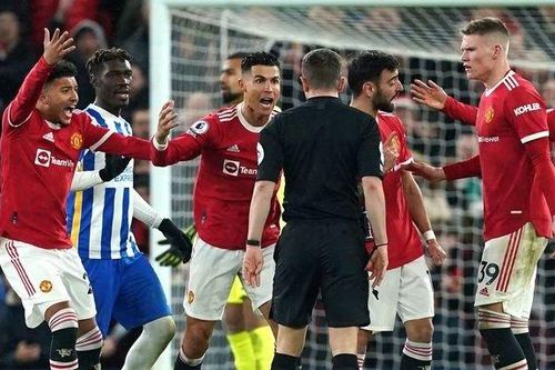 MU phải chịu án phạt vì quây trọng tài ở trận Brighton