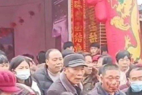 Cô dâu ngồi lì trên xe hoa vì 240 triệu đồng khiến bố chú rể bật khóc