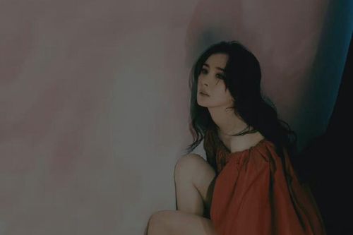 Dương Mịch diện váy ngắn cũn cỡn lên bìa tạp chí, khoe đôi chân dài miên man