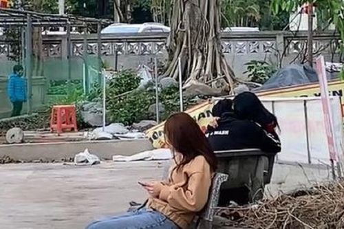 Clip: Cặp đôi thản nhiên ôm hôn trong chùa, bất chấp xung quanh có trẻ con