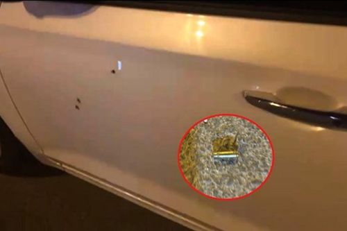 Điều tra vụ nã đạn liên tiếp vào ô tô của một Việt kiều ở Bình Chánh