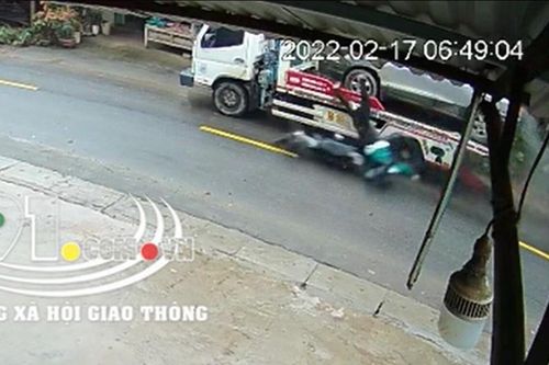 Kinh hoàng cảnh nữ sinh chạy xe máy tốc độ cao tông người đàn ông ngã gục xuống đường
