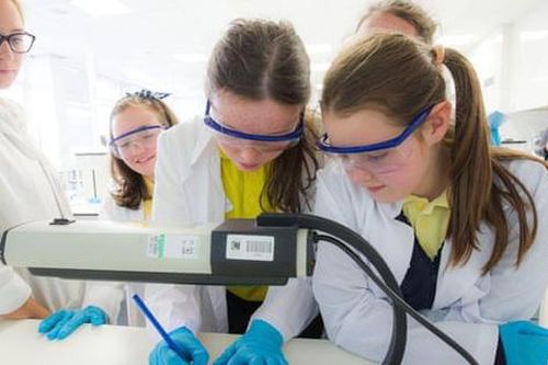 Thu hẹp khoảng cách giới qua ứng dụng EY STEM