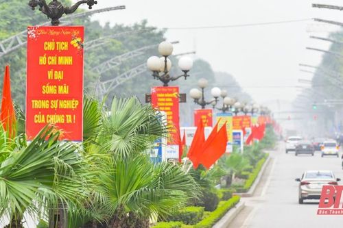 Đường phố rực rỡ cờ hoa kỷ niệm 75 năm ngày Bác Hồ lần đầu tiên về thăm Thanh Hóa