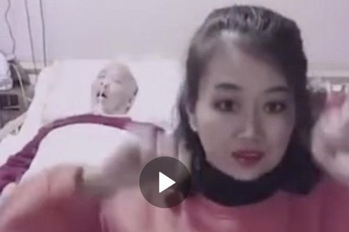 Người phụ nữ nhảy múa cạnh chồng nằm liệt giường gây tranh cãi