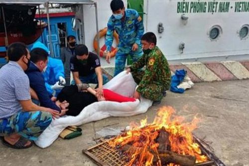 Đốt lửa sưởi ấm, cứu người đàn ông nhảy cầu tự tử