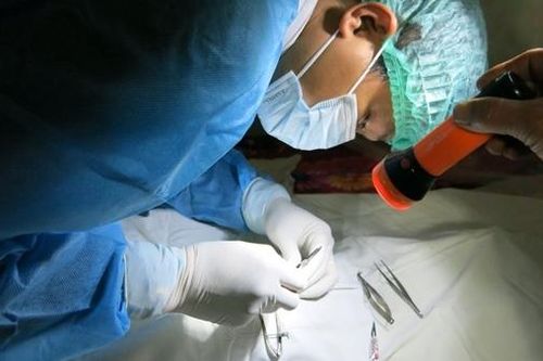 Những đôi mắt chờ ánh sáng
