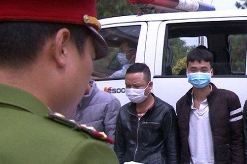 Bắt nhóm chặn xe, chém người giữa đường