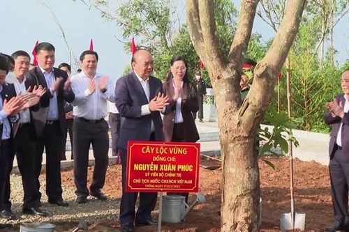 Chủ tịch nước Nguyễn Xuân Phúc dâng hương tại Khu mộ chí sỹ yêu nước Huỳnh Thúc Kháng