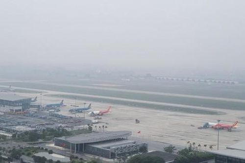 Hàng chục chuyến bay không thể hạ cánh tại sân bay Nội Bài do sương mù