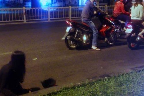 Hai cô gái bị 6 thanh niên chặn đường, cướp xe