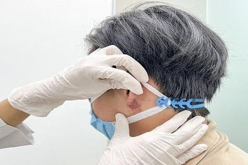 Nhập viện vì tự tiêm tai Phật với giá 1 triệu đồng