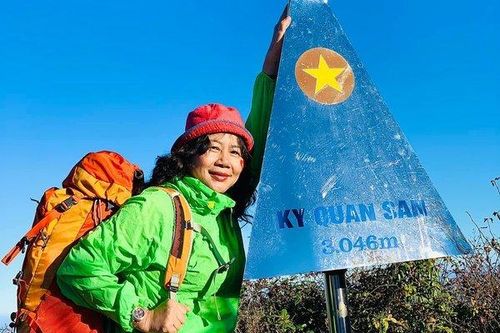 Nữ 'phượt thủ' Gia Lai U60 chinh phục 5 đỉnh núi cao giữa mùa đông rét mướt