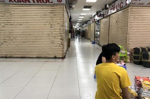Chợ vắng, tiểu thương bỏ sạp ngày càng nhiều hơn