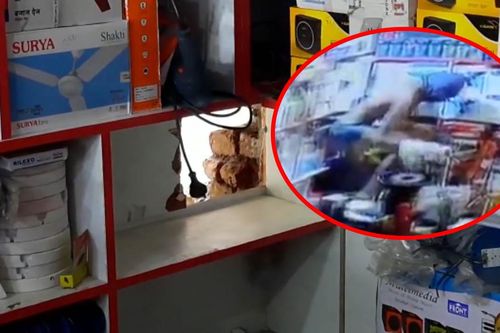 Trộm cởi quần áo, khoét tường cửa hàng đánh cắp hàng chục điện thoại