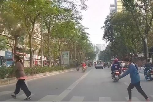 Ô tô nhường đường nhưng khiến người đi bộ suýt bị xe máy đâm
