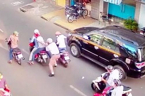 Hai cô gái bị 6 thanh niên dàn cảnh, uy hiếp cướp tài sản