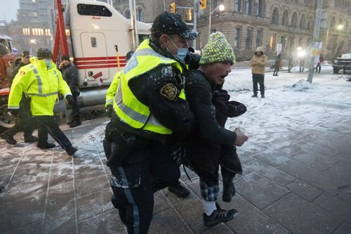 Cảnh sát Canada ra tay bắt giữ người biểu tình 'đoàn xe tự do'