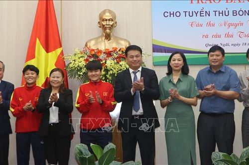 Quảng Ngãi: Khen thưởng các VĐV tham gia Đội tuyển bóng đá nữ quốc gia