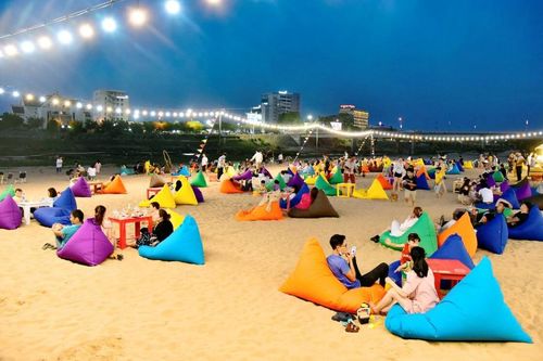 'Bãi biển' thơ mộng giữa lòng phố núi Kon Tum thu hút đông người đến chụp ảnh check-in