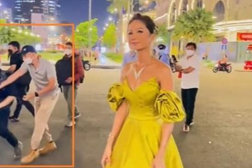 Nghi vấn H'Hen Niê được tình cũ chăm sóc tại sự kiện, quan tâm từng chút một