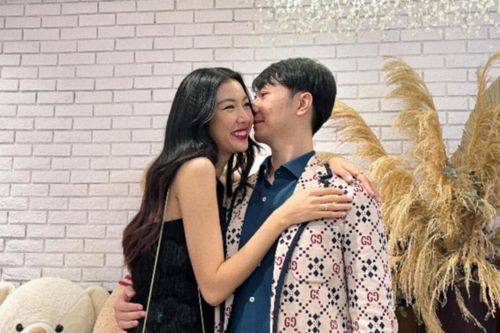 Á hậu Thúy Vân thoải mái tình tứ bên chồng giữa sự kiện đông người