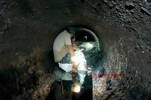 Gom rác trong lòng đất
