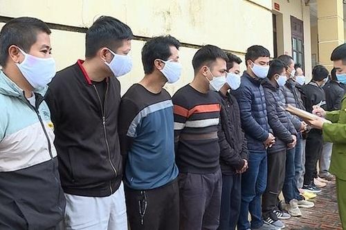 17 công nhân 'chui thùng' container chơi xóc đĩa ăn tiền