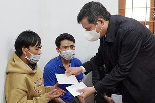 Thăm hỏi, động viên ngư dân gặp nạn trên biển