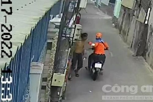 Tên cướp mặc áo shipper giật dây chuyền ở TP.Thủ Đức