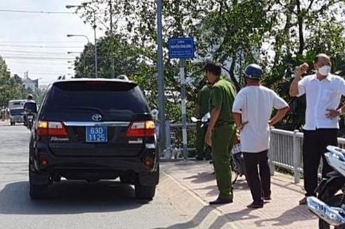 Cầm súng nước xông vào cướp ngân hàng, nghe chuông báo động liền bỏ chạy
