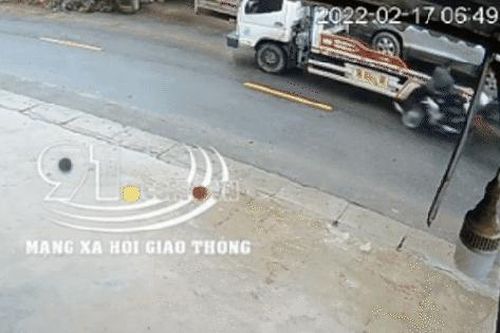 Sau cú tông kinh hoàng của cô gái, 2 người nằm bất động, người đàn ông gãy xương