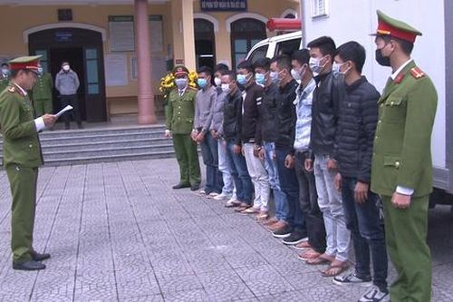 Bắt 9 đối tượng hung hãn giải quyết mâu thuẫn bằng dao, kiếm