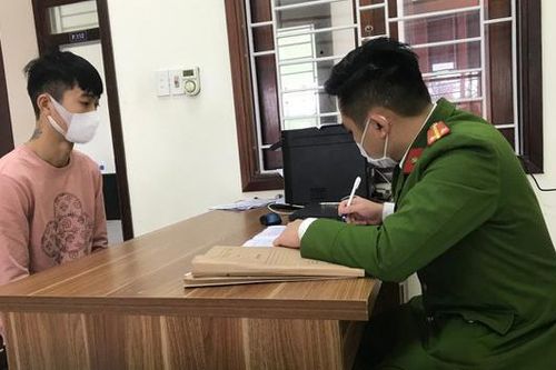 Trộm lắc tay bằng vàng của khách đến quán karaoke