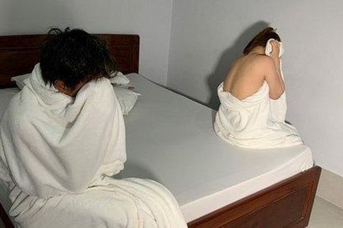 'Tú ông' biến nhân viên quán cà phê thành gái bán dâm