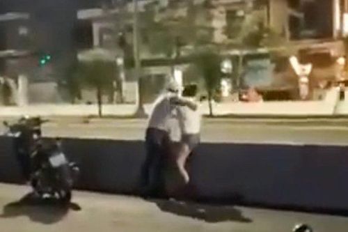 Nam thanh niên kéo lê bạn gái giữa đường phố