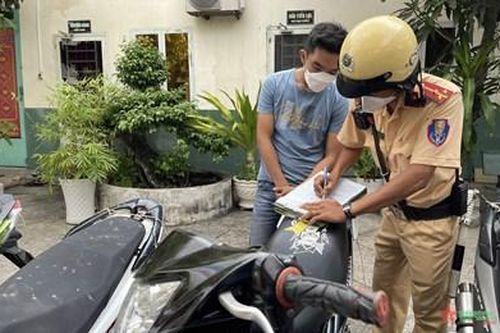 Cảnh sát giao thông TP Hồ Chí Minh bắt giữ nhóm đua xe trái phép