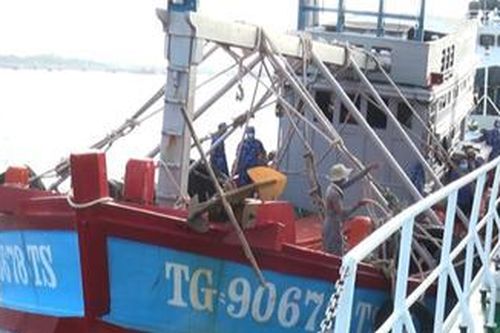 Vùng Cảnh sát biển 4 bắt hai tàu chở 170.000 lít dầu trái phép