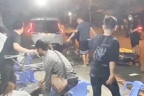 Ô tô lao vào quán nhậu, 3 người bị thương