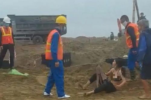 Xôn xao clip nhóm phụ nữ mặc áo ngực la hét tại công trường xây dựng