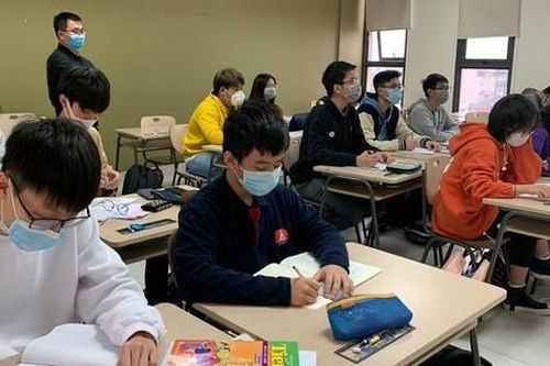 Hai trường đại học thông báo tạm dừng học trực tiếp