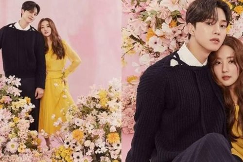 Song Kang và Park Min Young tạo dáng tình tứ giữa 'biển' hoa