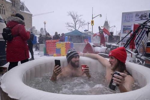 Video người biểu tình xe tải ở Canada thư giãn xông hơi giữa giá lạnh