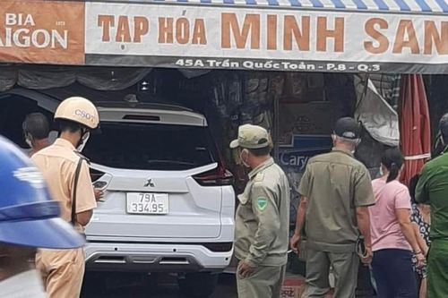 TP Hồ Chí Minh: Ô tô 7 chỗ mất lái lao vào tiệm tạp hóa