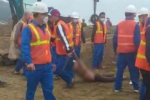 Xôn xao clip nhóm phụ nữ chỉ mặc áo ngực bị hàng chục thanh niên kéo lê ở công trường